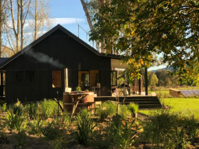 Fiery Peak Eco-Retreat with Wood-fired Hot tub Geraldine